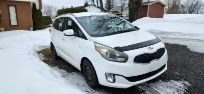 Rondo KIA 2015 blanc, en très bon état: - 61894km, - 1 ensemble de pneus d'hiver sur jantes - air cl...