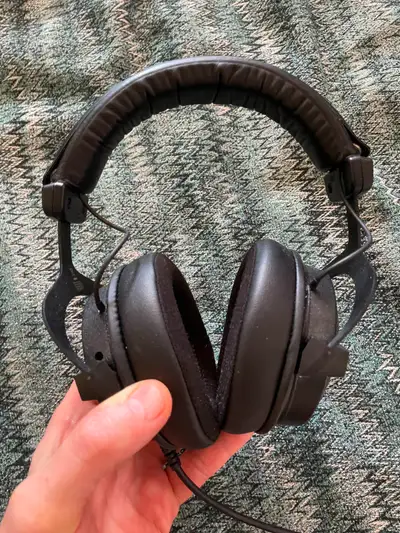 in pristine condition, no box Closed over-ear headphones for professional sound in the studio and on...