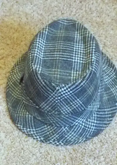Women's Hat pick up in St. Catharines never worn. Olive colour.