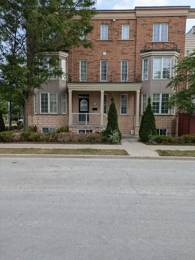 York University Subway, FEMALE ONLY, Room & Private Washroom