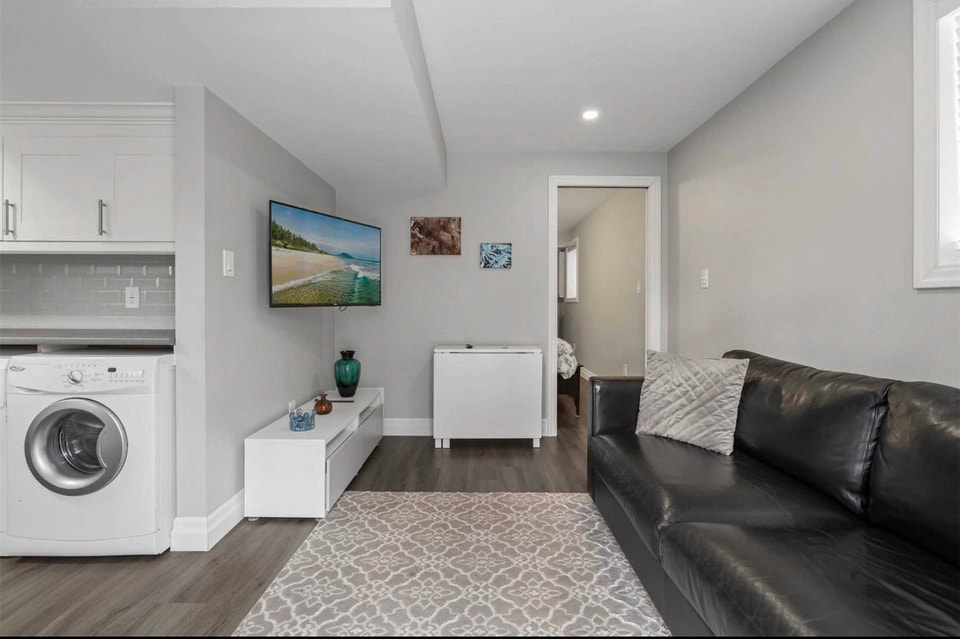 FULLY FURNISHED 1‑BEDROOM WALKOUT BASEMENT 2