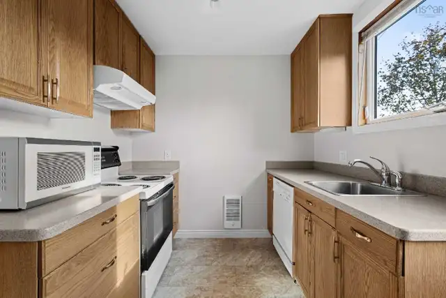 3 Bedroom House on Rent in Long Term Rentals in Dartmouth - Image 9