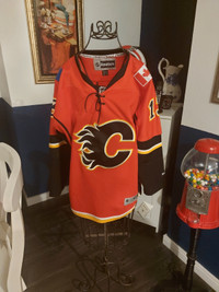 Calgary Flames youth jersey large Gaudreau 