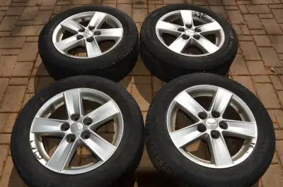4 Pneus Nokian sur Mags, 205 60 R16, 4 saisons, étaient montés sur Mitsubishi Lancer 2009, bons pour...