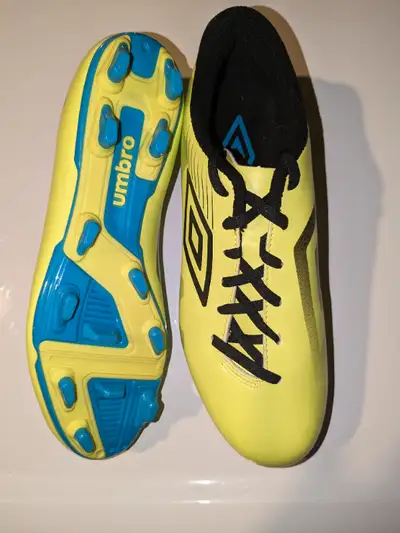 Brand new, never worn, boy's soccer cleats, size 8. Smoke-free, pet-free home. Meeting place: Timmie...