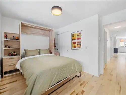 Clé en main, moderne et baigné de soleil! Ce bijou entièrement rénové du quartier Hochelaga-Maisonne...