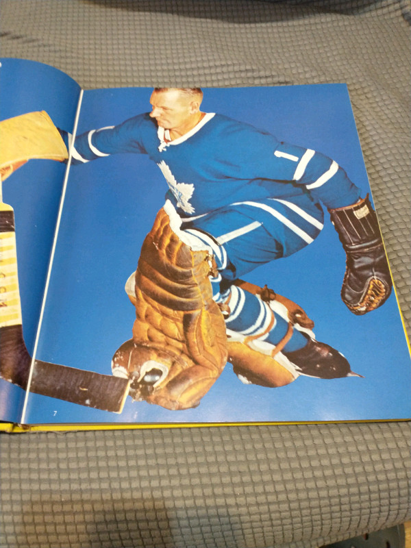 'Hockey' (1969), 98 pages hardcover in Non-fiction in City of Toronto - Image 4