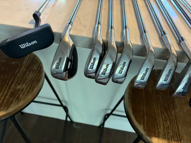 women’s right handed Wilson golf clubs and bag in Golf in Guelph - Image 9
