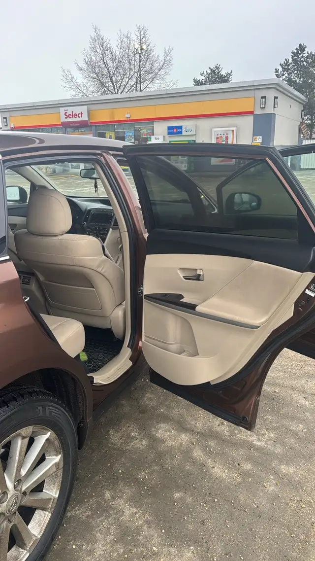 Toyota VENZA 2010 for sale  in Cars & Trucks in Edmonton - Image 4