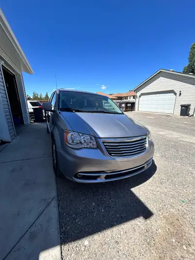This 2015 Chrysler Town & Country offers a comfortable and spacious ride, featuring a reliable engin...