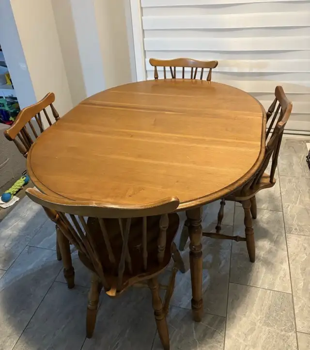 Table and Chairs solid wood in Dining Tables & Sets in Ottawa - Image 2