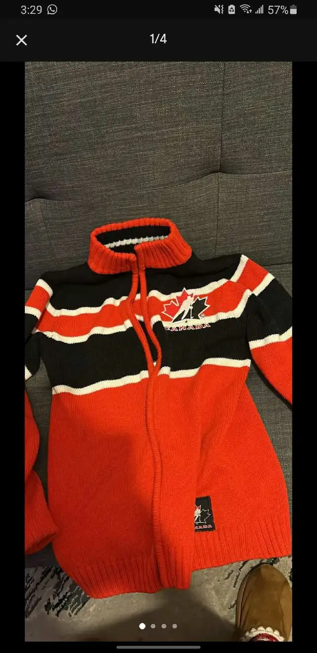 team canada hockey sweater size small  in Hockey in Markham / York Region - Image 2