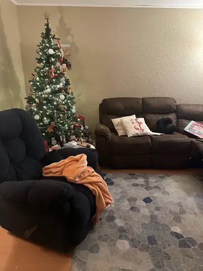 4 bedroom apartment for rent for short term 6 month lease March 1- August 31st, the rent is 1,250 th...