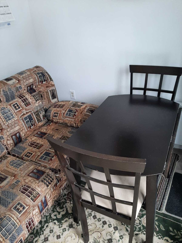 Divan lit, chaise berçante, table avec 2 chaises dans Sofas et futons  à Sherbrooke - Image 4