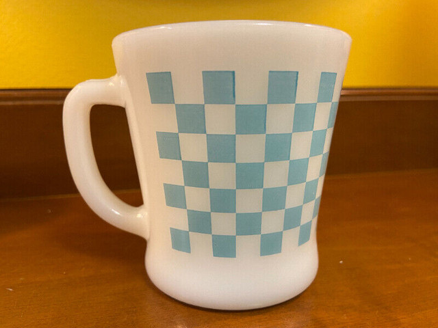 Vintage Rare Anchor Hocking Fire King D Handle Checkerboard Mug in Arts & Collectibles in Oshawa / Durham Region - Image 2