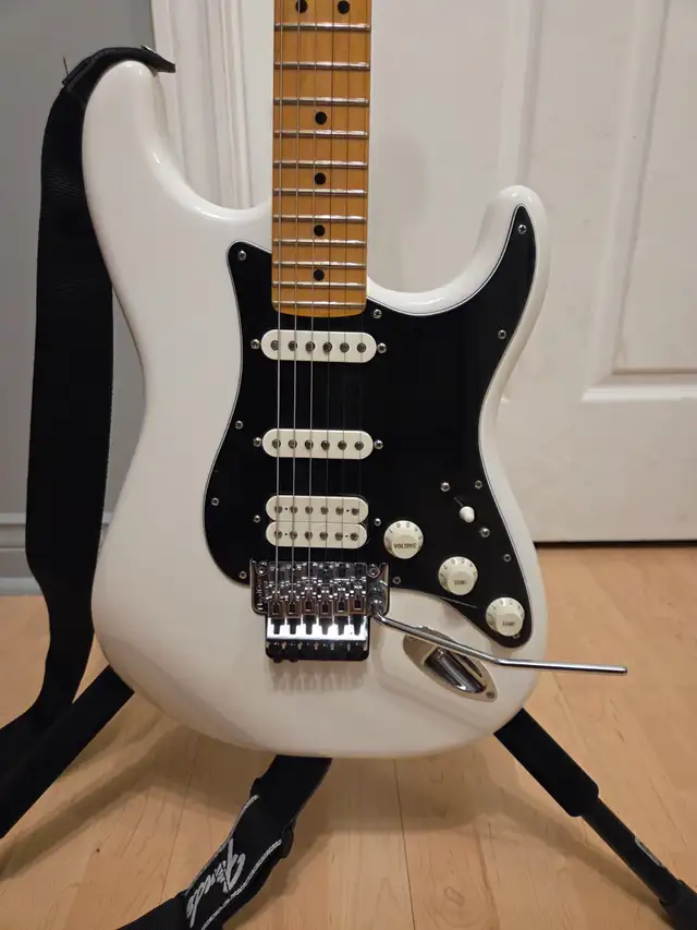 Fender Player Stratocaster HSS Floyd Rose with PRS gig bag $1100 in Guitars in Mississauga / Peel Region - Image 4