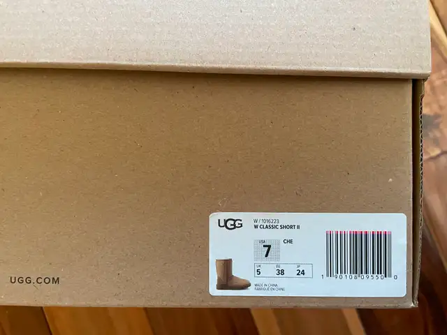 UGG shoes size 7 in Women's - Shoes in City of Toronto - Image 4