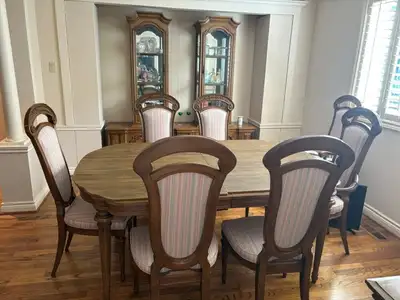 Hardwood dining table and chairs. Dining table french polished without any scratches, 6 regular chai...
