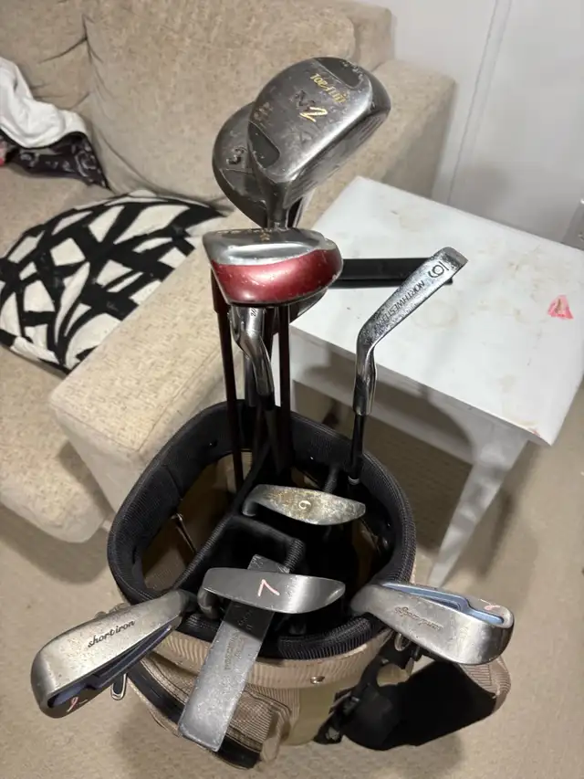 women’s right handed golf clubs and bag  in Golf in Guelph - Image 6