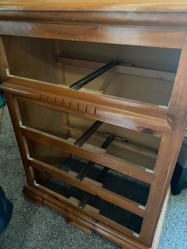 5 drawer dresser in Dressers & Wardrobes in Ottawa - Image 4