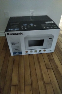 Panasonic-1.3cu ft microwave (Four à micro-ondes 1,3 pi3)