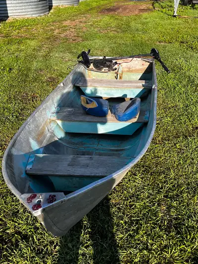 12 ft boat with mini kota trolling motor Asking 800 or obo Cut knife Saskatchewan