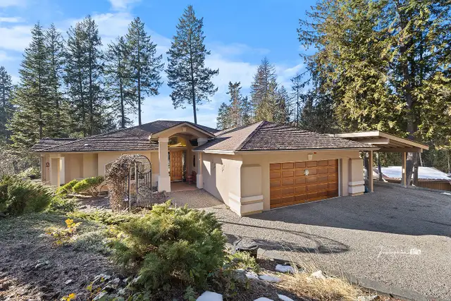 Luxury Living in Lister BC 3 bed 3 bath incredible En-Suite in Houses for Sale in Nelson - Image 2