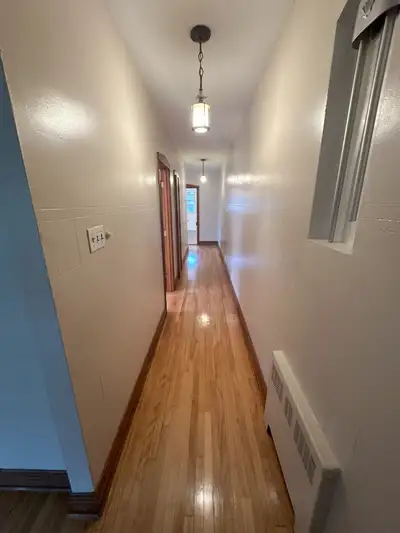 Magnifique 4½, haut de duplex détaché, en face du Parc M-L King.