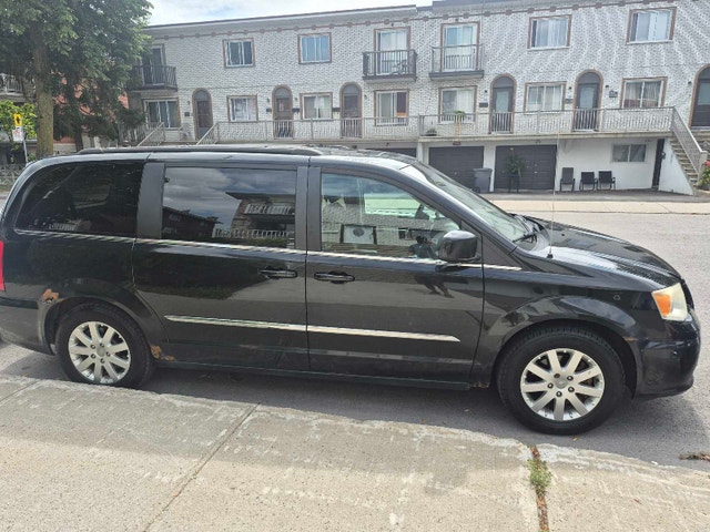 Chrysler town and country à vendre — photo 2