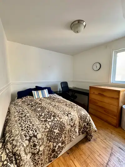 Chambre meublée dans un 5 1/2. Chauffage, eau chaude, électricité et internet haute vitesse inclus....