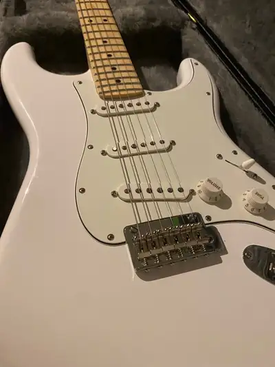 Fender Player 2022 Stratocaster upgraded (looking for a Tele), View more