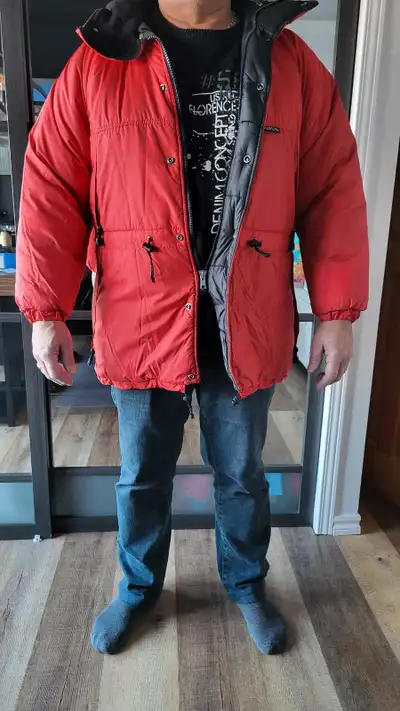 Manteau d'hiver Kanuk autant pour homme que pour femme. Grandeur: médium. Maison non-fumeur