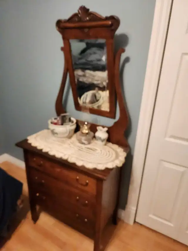 Meuble antique in Dressers & Wardrobes in Trois-Rivières - Image 2