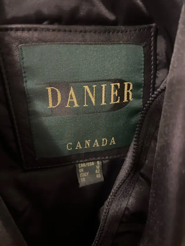 Danier women’s leather jacket in Women's - Tops & Outerwear in City of Toronto - Image 4