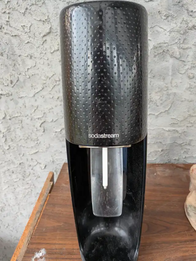 Sparkling water maker