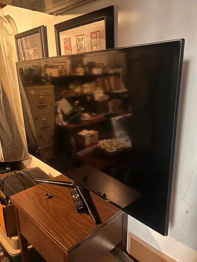 Comes with remote and glasses. Asking $400. Everything works. In excellent condition. No marks. 55 i...