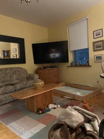 Grande chambre à louer sur Sherbrooke o Montréal H4B 1L9