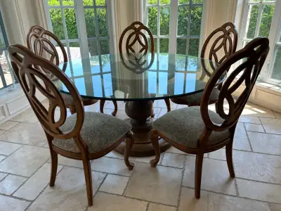 Round table and chairs - table ronde avec chaises, View more