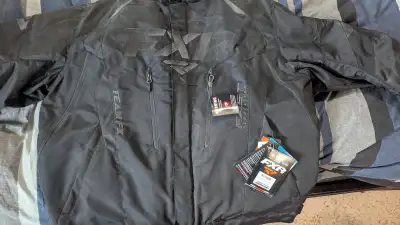 New never used FXR Snowmobile suit. I got for a gift . 5XL 3 piece outfit