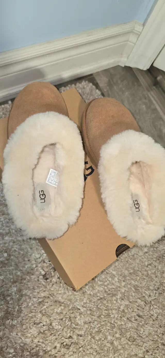 UGG slippers in Women's - Shoes in Markham / York Region - Image 3