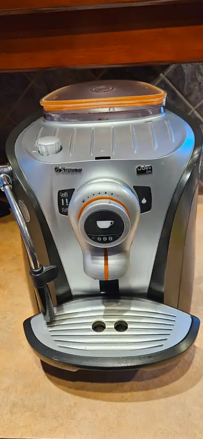 Bonjour, Cafetière à vendre en bon état et ayant été entretenue avec soin. Guide sur mode emploi inc...