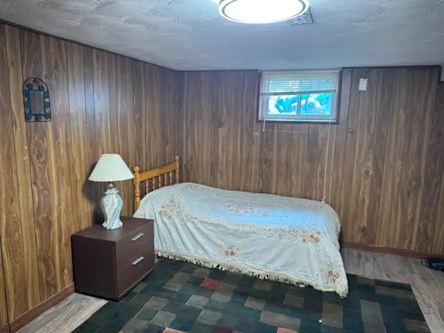 MOVE NOW-LARGE BEAUTIFUL ROOM - STEELES & YONGE