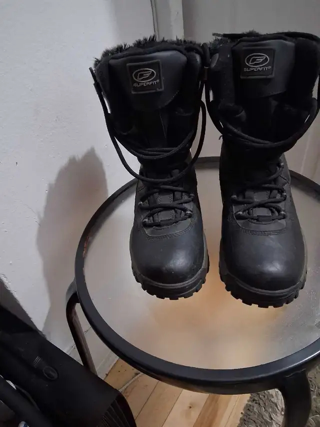 women winter shoes  us size 8 in Women's - Shoes in City of Montréal - Image 3