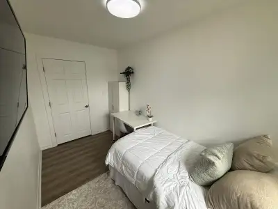 Furnished Room near UTSC - Scarborough ($800 All Inclusive) Looking for a quiet and clean housemate...