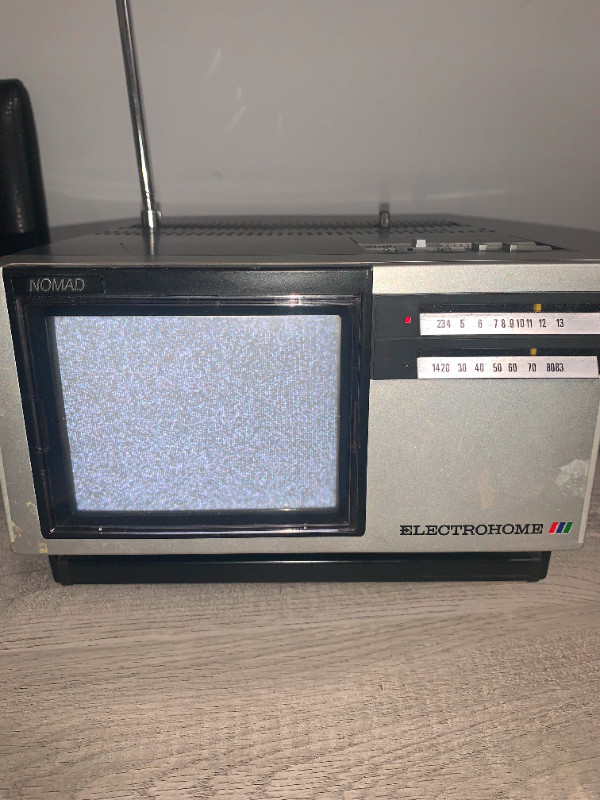 Vintage Portable TV - Electrohome NOMAD - WORKS in Arts & Collectibles in Moncton