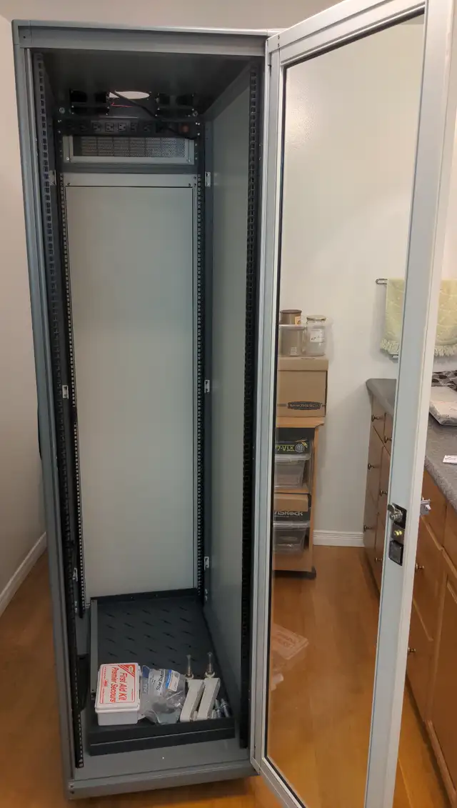 Server Rack 41u in Servers in Ottawa - Image 3