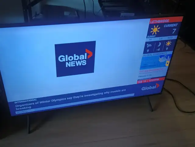 Samsung  43"  Smart tv in TVs in Medicine Hat - Image 2
