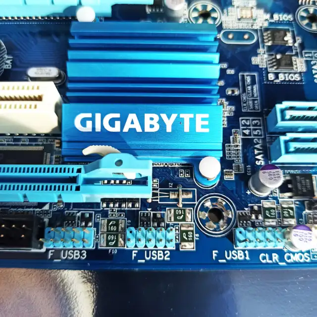 Motherboard GIGABYTE  GA-Z77M-D3H-MVP in Desktop Computers in Mississauga / Peel Region - Image 6