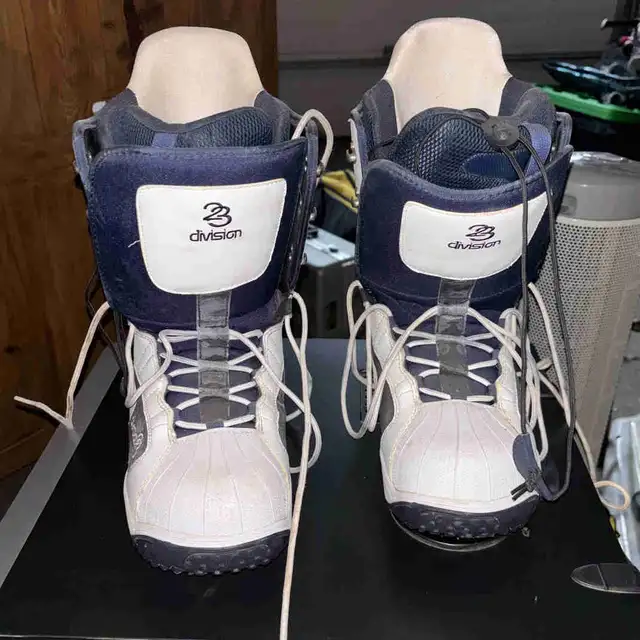 men’s snowboard boots size 9/10 in Snowboard in Calgary - Image 2