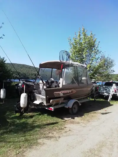 Je vends mon bateau de pêche Princecraft Hudson DLX 2007, un modèle fiable pour les passionnés de pê...